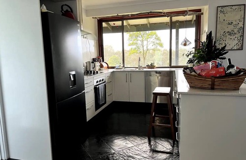 Talunga House | Rural Escape, Open Fire, WiFi & Scenic Views