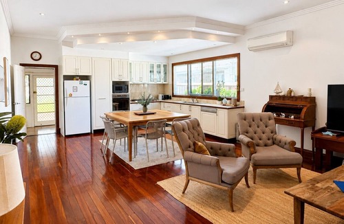 West Busselton House | Sal’s Cottage - Charming Coastal Cottage in Busselton