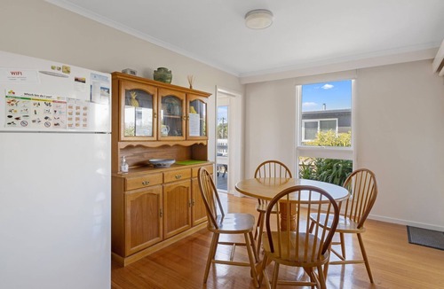 Inverloch House | SALTY SANDS - METERS FROM THE BEACH, FREE WIFI