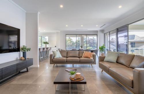 Halls Head House | Sanctuary Cove I Private Properties