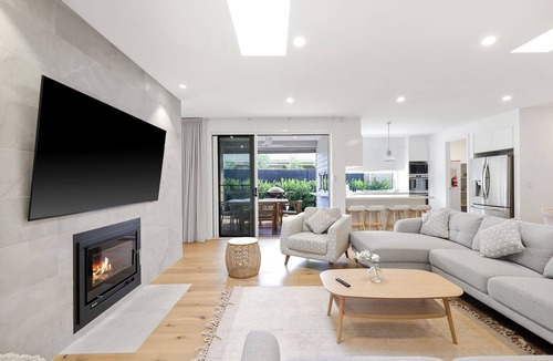 Cowes House | Sanctuary of Hope by Ready Set Stay - WIFI, linen and towels, garage, Netflix