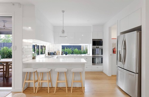 Cowes House | Sanctuary of Hope by Ready Set Stay - WIFI, linen and towels, garage, Netflix