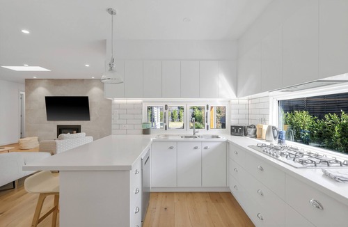 Cowes House | Sanctuary of Hope by Ready Set Stay - WIFI, linen and towels, garage, Netflix
