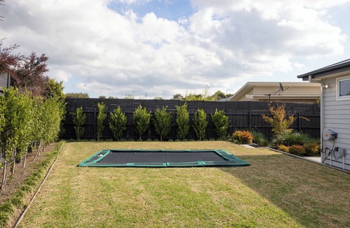 Cowes House | Sanctuary of Hope by Ready Set Stay - WIFI, linen and towels, garage, Netflix