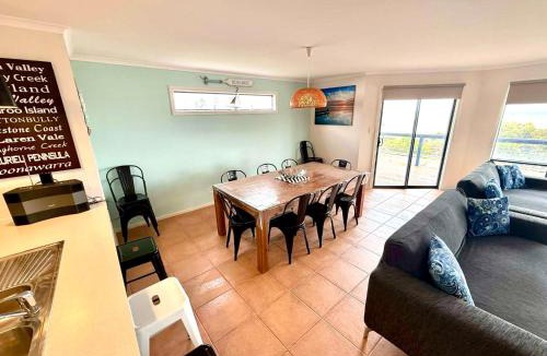 Kingscote House | Sandcastle - A Esplanade Place, Stunning Views