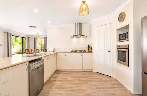 Broadwater House | Sandpiper House – 4BR Family & Pet-Friendly Stay