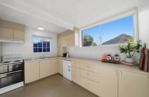 Sandy Bay House | Sandy Bay Retreat Near UTAS, CBD & Waterfront