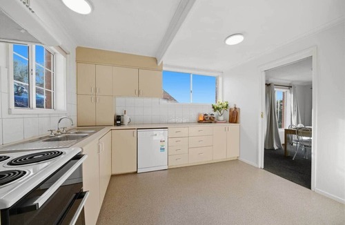 Sandy Bay House | Sandy Bay Retreat Near UTAS, CBD & Waterfront