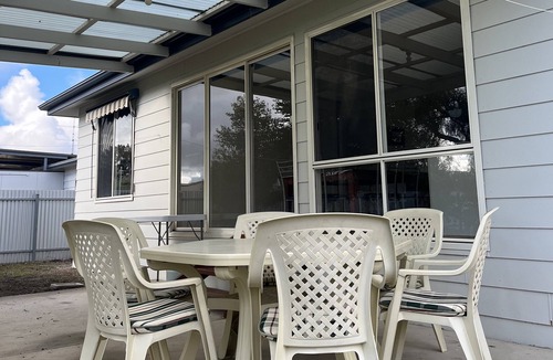 Minlacowie House | Sandy Feet Retreat- Short walk to the beach. Dog friendly!
