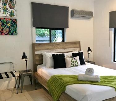 Port Douglas House | Sandy Feet Retreat - 50m from Four Mile Beach
