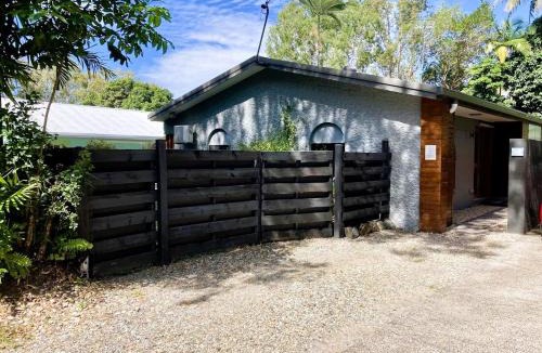 Port Douglas House | Sandy Feet Retreat - 50m from Four Mile Beach