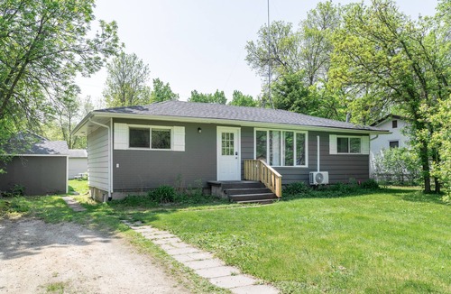Manitoba House | 🏖 Sandy Hook: 2 Queens, Pet Friendly, One Min to Beach, Ice Fishing and Snaks