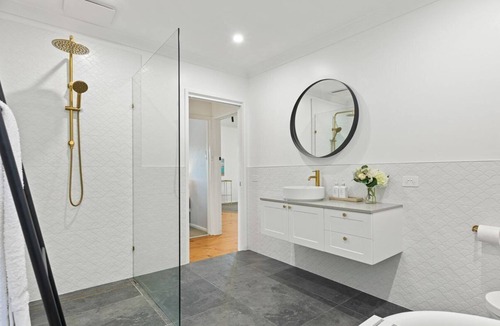 Merimbula Cabin | Sapphire Cottage Pet Friendly 3 bedroom House