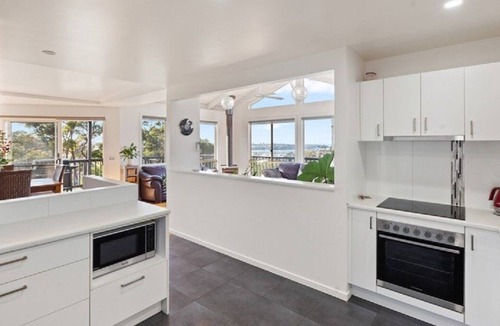 Merimbula Cabin | Sapphire Sunrise - Pet friendly Merimbula