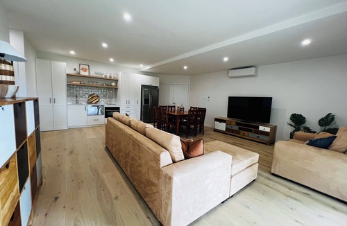 Corlette Apartment | Saratoga Escape - Relaxed, modern, pet friendly, family friendly coastal getaway