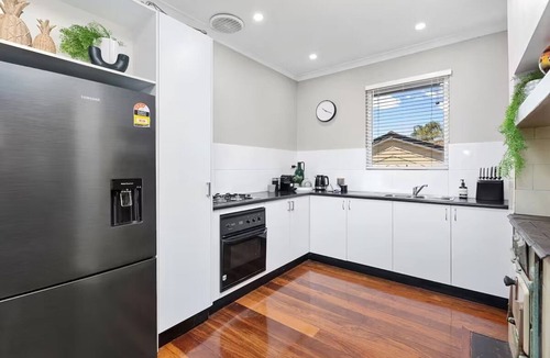 East Victoria Park House | Sasha's Cottage on the Hill | BBQ & Entertainment