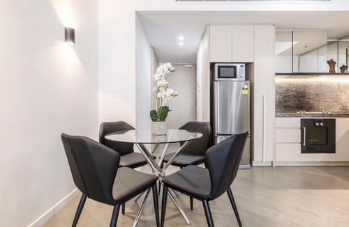 Melbourne Apartment | Sassy & Chic Apt on Melbourne='s Famous St Kilda Rd
