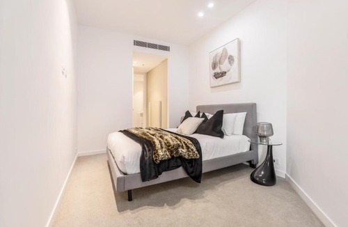 Melbourne Apartment | Sassy & Chic Apt on Melbourne='s Famous St Kilda Rd