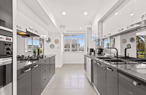 Port Melbourne Apartment | Scenic Beachside 3-bedroom with Water Views