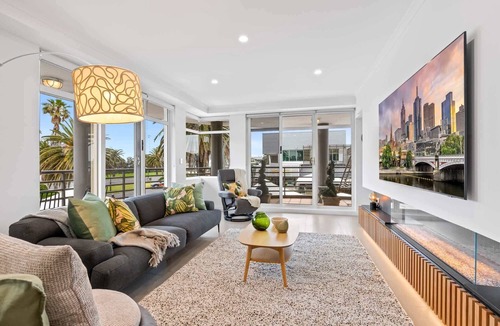Port Melbourne Apartment | Scenic Beachside 3-bedroom with Water Views