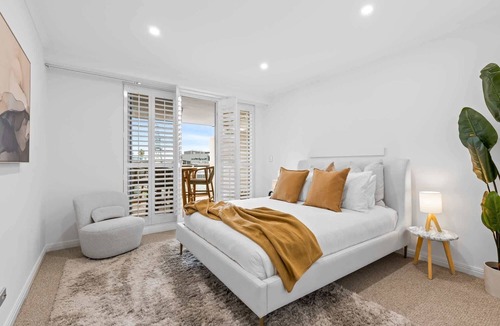 Port Melbourne Apartment | Scenic Beachside 3-bedroom with Water Views