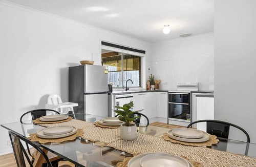 Hobart House | Scenic Glenorchy Escape | Mountain Views & BBQ