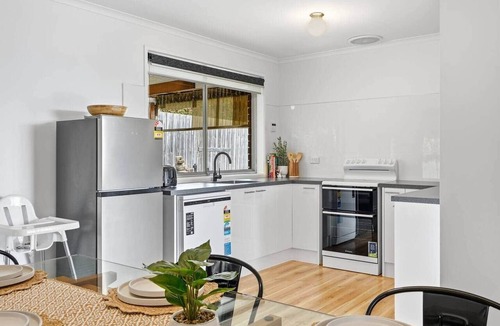Hobart House | Scenic Glenorchy Escape | Mountain Views & BBQ