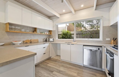 Blairgowrie House | Scott Street Retreat Blairgowrie - Coastal retreat with heated outdoor spa.