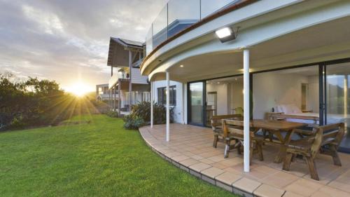 North Avoca House | Sea and Sunset - Absolute Beachfront