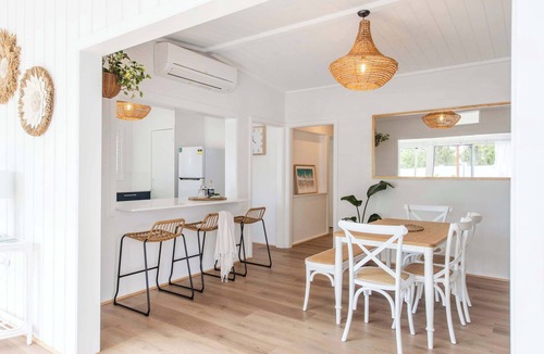 Yamba House | Sea Breeze Cottage - Oceanstays - Pet Friendly