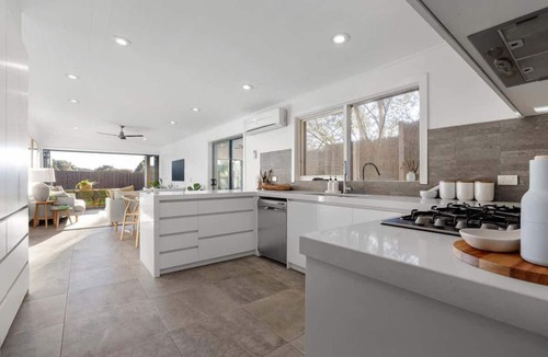 Sorrento House | Sea Breeze -New Pool, Shops 280m, Beach 800m-12pax