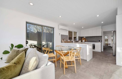 Sorrento House | Sea Breeze -New Pool, Shops 280m, Beach 800m-12pax