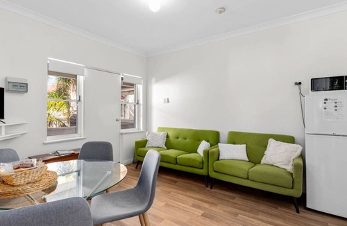 Victor Harbor Apartment | Sea Breeze @ Smugglers Inn