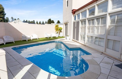 Victor Harbor Apartment | SEA BREEZE @ Smugglers Inn self contained apartment