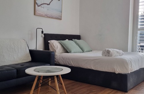 St Kilda West Apartment | "Sea Breeze" - Spacious studio apartment, Acland Street St Kilda