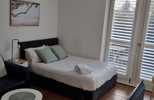 St Kilda West Apartment | "Sea Breeze" - Spacious studio apartment, Acland Street St Kilda