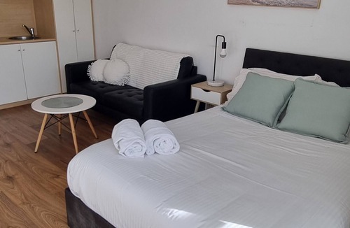 St Kilda West Apartment | "Sea Breeze" - Spacious studio apartment, Acland Street St Kilda
