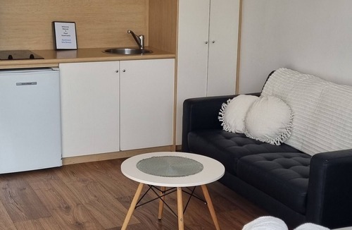 St Kilda West Apartment | "Sea Breeze" - Spacious studio apartment, Acland Street St Kilda
