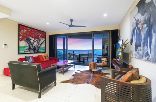 Darwin City Centre Apartment | Sea Cave Art Lovers Retreat, Harbour Views + Pool