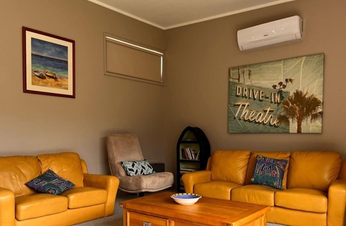 North Shore House | Sea Crest, stroll to bay, stylish unit in Northshore, Geelong