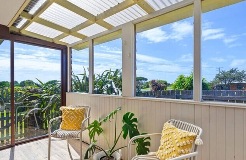 Sulphur Creek House | Seabreeze Retreat by the Beach