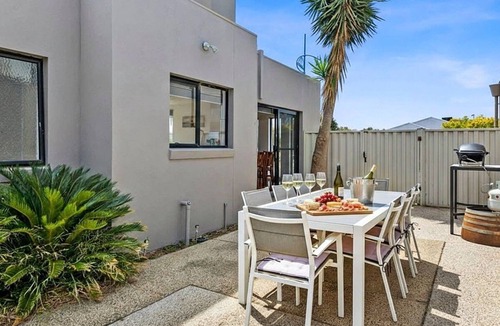 St Leonards House | Seachange Escape – ideal beach house in premium location