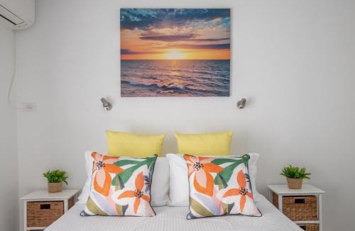 Batehaven Apartment | Seafront Getaway Studio, Great Location with Pool