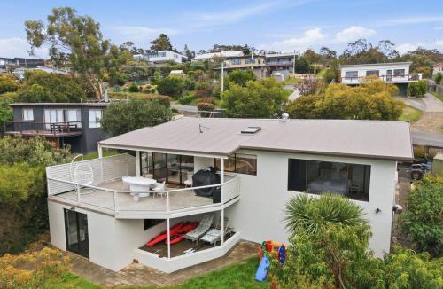 Lewisham House | Seagrass Coastal Retreat with direct beach access