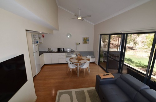 Preston Beach Ski Chalet | ‘SeaRenity’ Preston Beach, 2-bedroom chalet