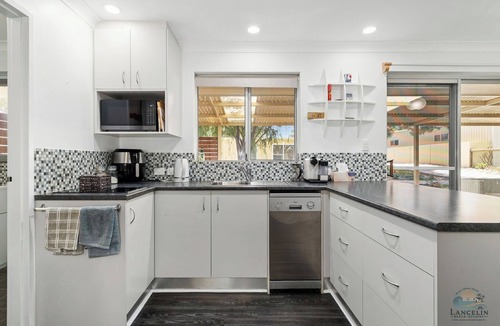 Lancelin House | Seas The Day- Coastal Comfort & Spacious Living!