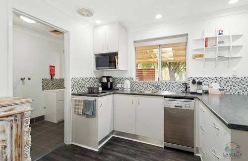 Lancelin House | Seas The Day- Coastal Comfort & Spacious Living!