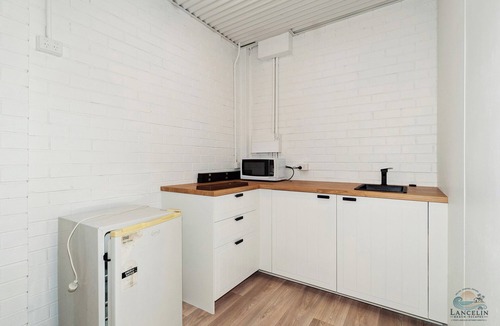 Lancelin House | Seas The Day- Coastal Comfort & Spacious Living!