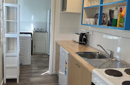 Preston Beach House | 'Seas the Day' Preston Beach | Pet Friendly | Sleeps 6 | 500m to the beach!