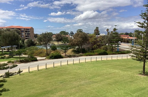 Mandurah Villa | Seashells Mandurah Town Beach Villa with infinity pool, spa and BBQ facilities.